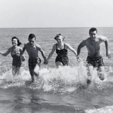 Две молодые пары бегущие в воде плакат печать (24x36)|Таблички и знаки| |