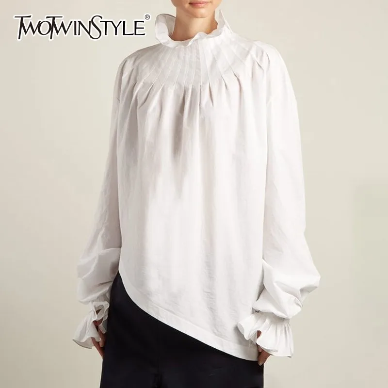 Женская блузка TWOTWINSTYLE хлопковая ассиметричная с длинным рукавом и отложным