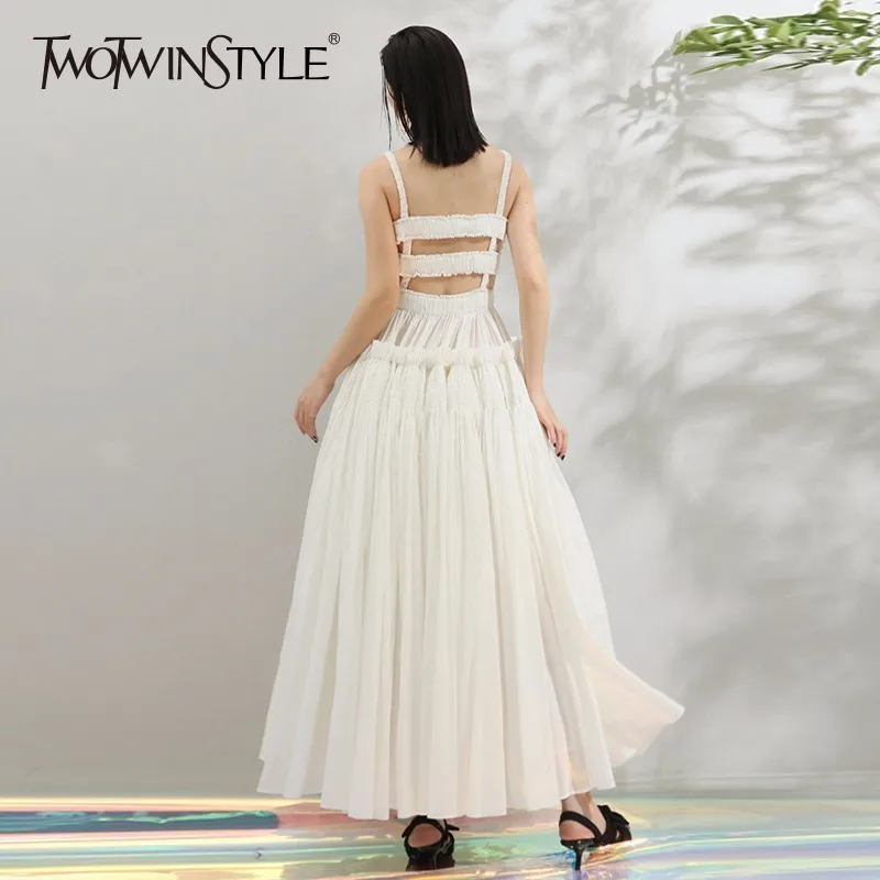 Платье макси TWOTWINSTYLE с открытой спинкой высокой талией и оборками в стиле