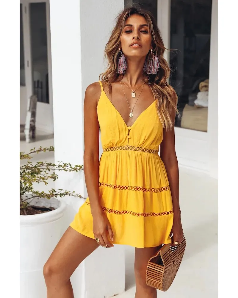 Женское короткое платье с v-образным вырезом и пуговицами повседневное