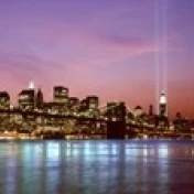 Фото Небоскребы загорелись ночью World Trade Center Нижний Манхэттен Нью Йорк город штат США