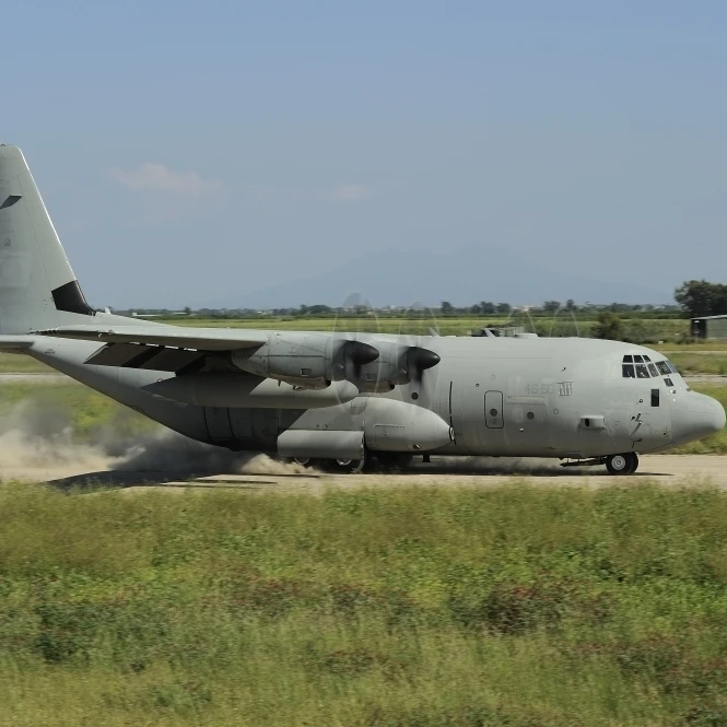 C-130 Геркулес итальянских ВВС посадка на немощеной посадочной полосе плакат