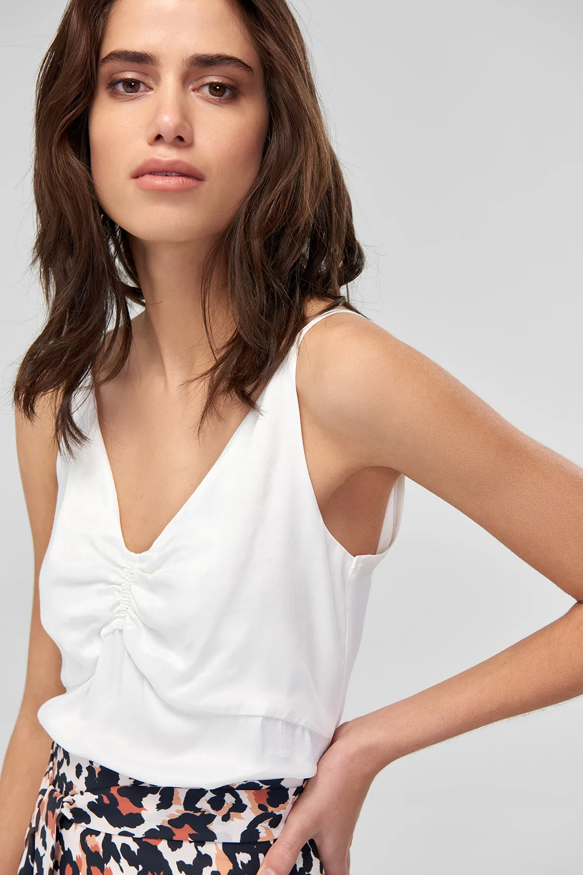 Trendyol Hanging ecru satin blouses TOFSS18LE0370 |