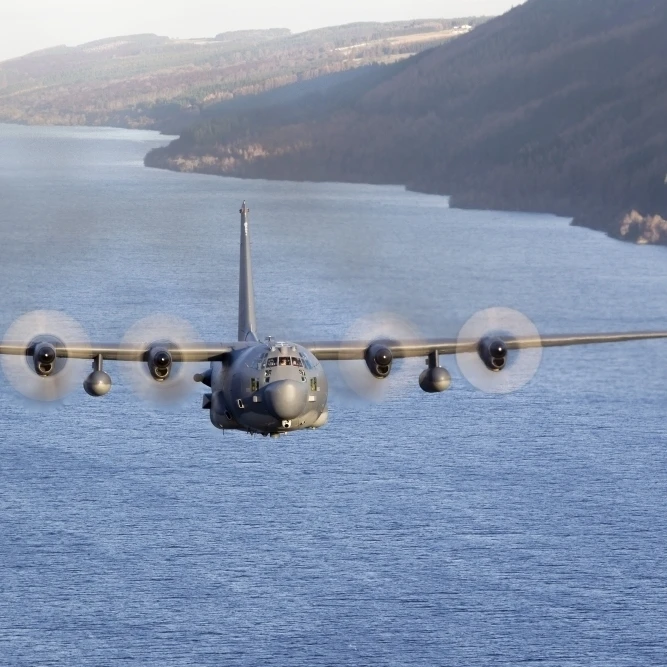 MC 130H Combat Talon II над Лох Несс Шотландии плакат печать (17x11)|Таблички и знаки| |