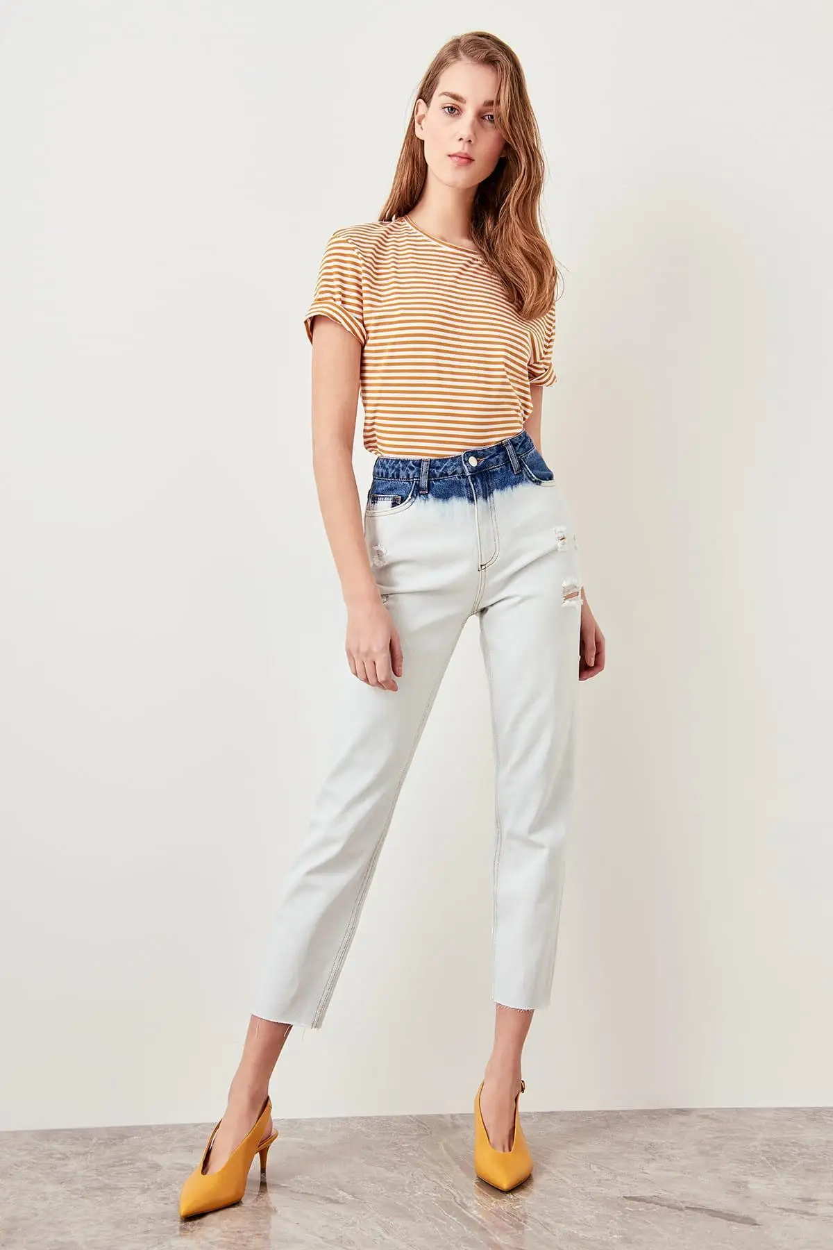 Trendyol синие и белые контрастные рваные джинсы с высокой посадкой Bel Mom TCLSS19LR0129 |