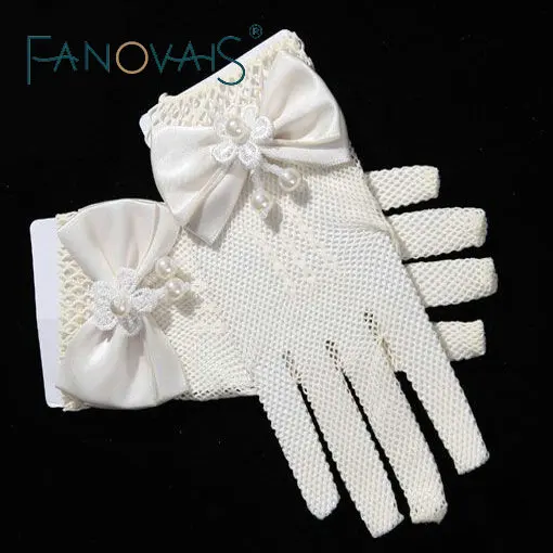 

New Arrival Wrist Length Short Wedding Gloves for Little Girls with Pearls Bow Full Fingers Tulle Girls Gloves 2019