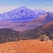 Вулканический пейзаж с горами на фоне национальный парк Haleakala Мауи Гавайи США