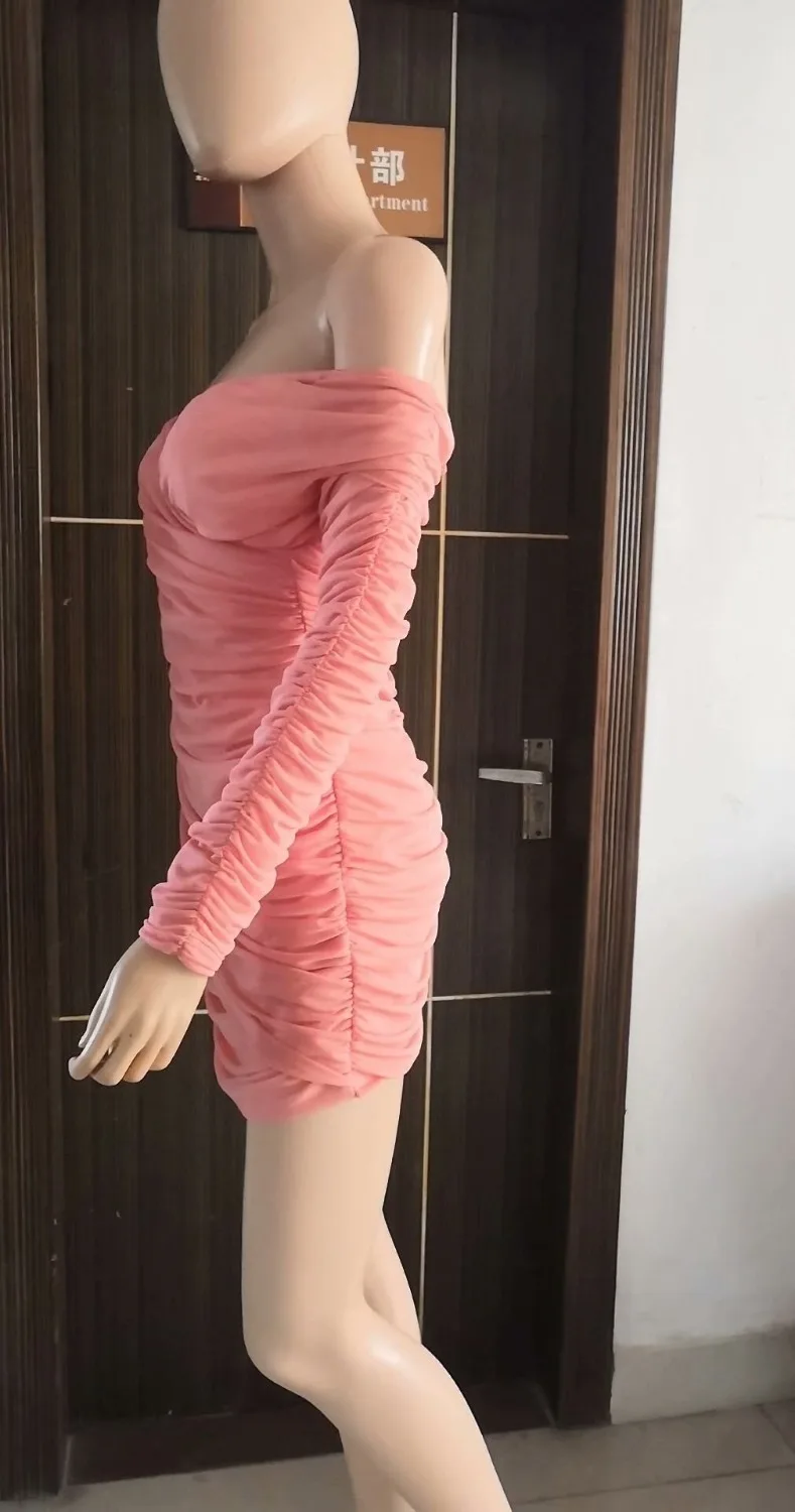 Женское вечернее платье с длинным рукавом розовое облегающее