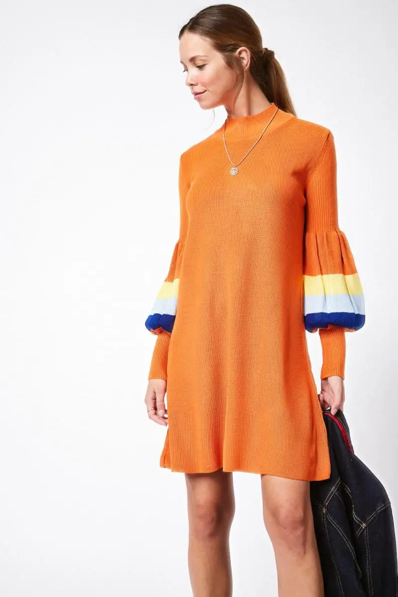 Счастье ist. Женское оранжевое платье-свитер с воротником-хомутом и