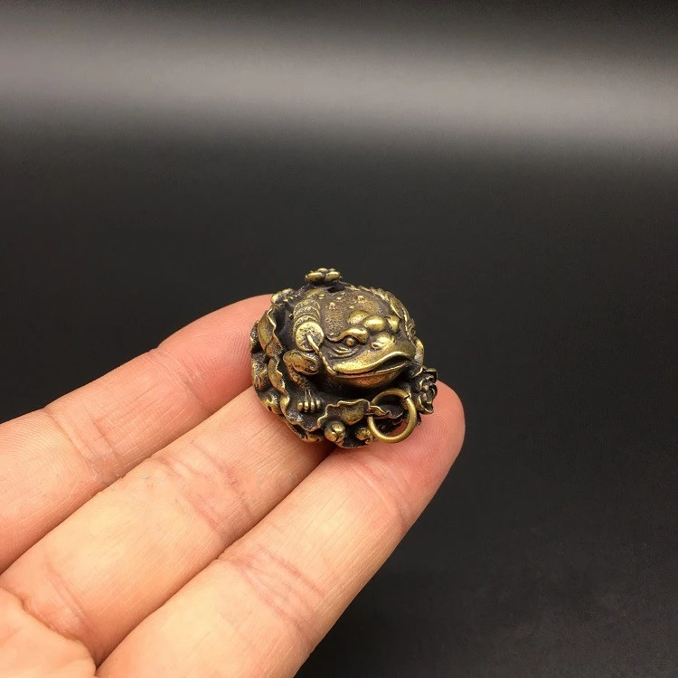 

Collectable Chinese Brass Carved Animal Three feet Golden Toad Exquisite Small Pendant Statues