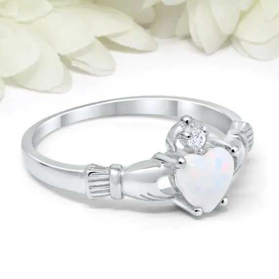 Кольцо Huitan Claddagh с искусственным опалом, посеребренное классическое обручальное кольцо для женщин, лучший подарок на Рождество для влюбленных