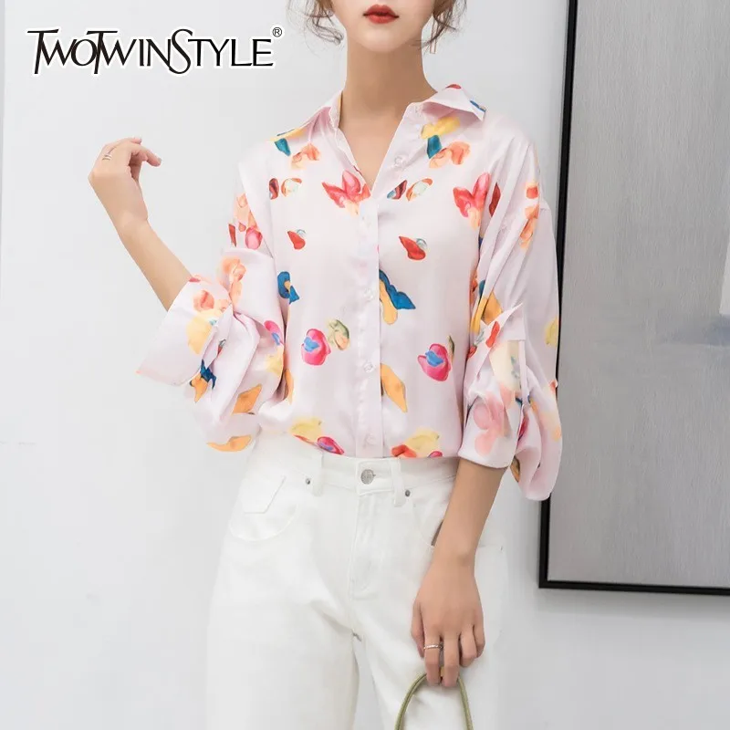 TWOTWINSTYLE Атласные Рубашки с принтом Блузка Для женщин свободного покроя длинным