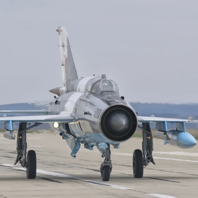 Румынские военно-воздушные силы MiG-21C taxiing в лагерь Turzii Air Base Румыния плакат печать