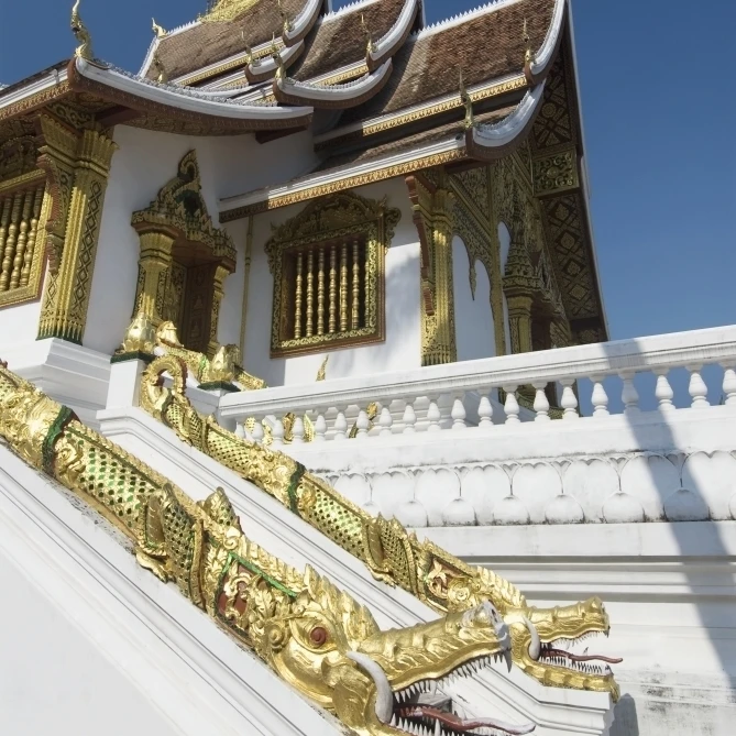 Laos Luang Prabang Wat Sen архитектурная деталь драгпнов вдоль стороны здания. Постер
