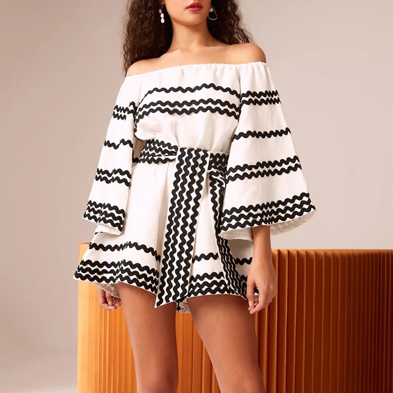 Женский комбинезон TWOTWINSTYLE с волнистыми полосками вырезом лодочкой