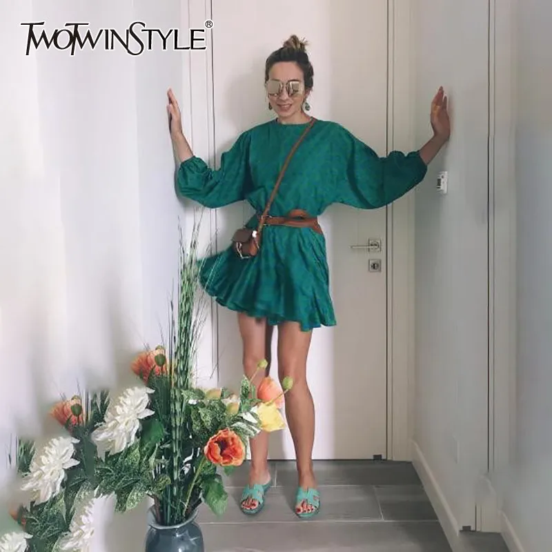 Платье с круглым вырезом TWOTWINSTYLE весеннее плиссированное платье мини рукавами