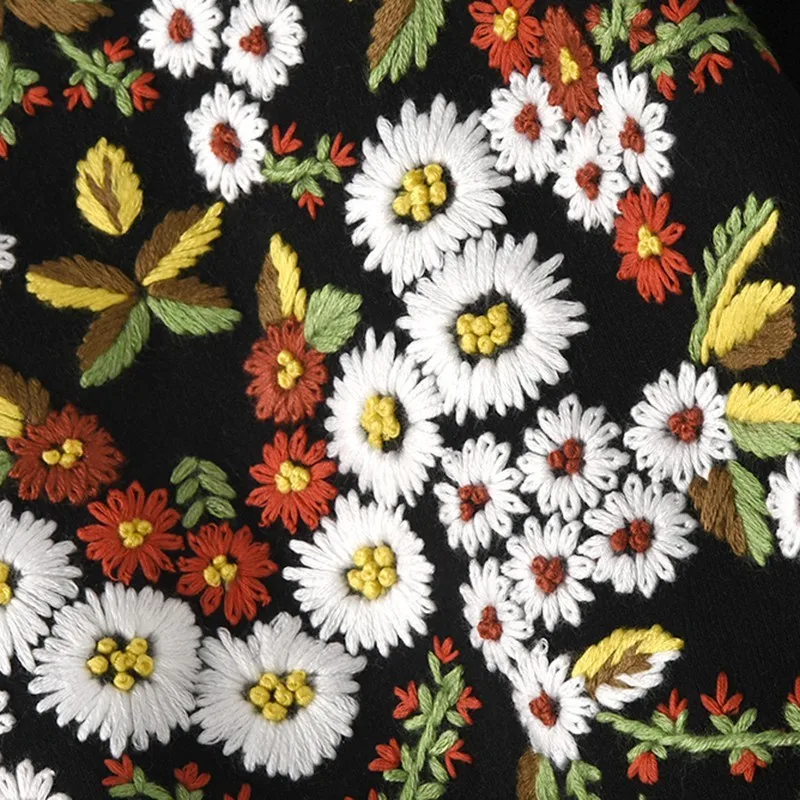 Autumn and winter new fashion retro hand embroidery chrysanthemum sweater women's head | Женская одежда