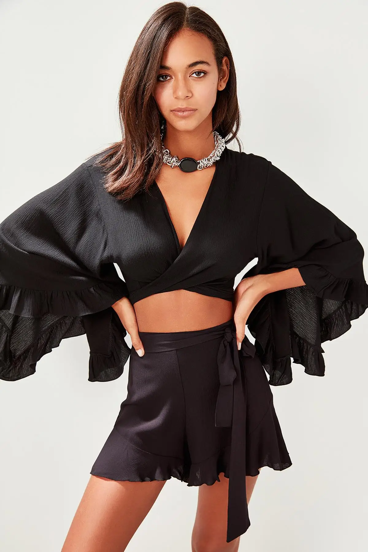 Trendyol черные вискозные рукава с воланами Bluz TBESS19BB0095 |