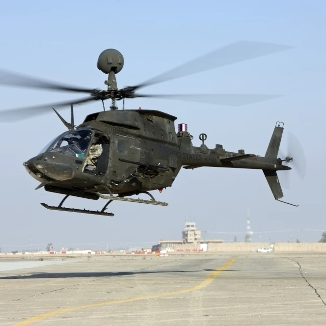An OH 58D Kiowa Warrior hovers над линией полета в Camp Speicher Ирак плакат печать (17x11)|Таблички и