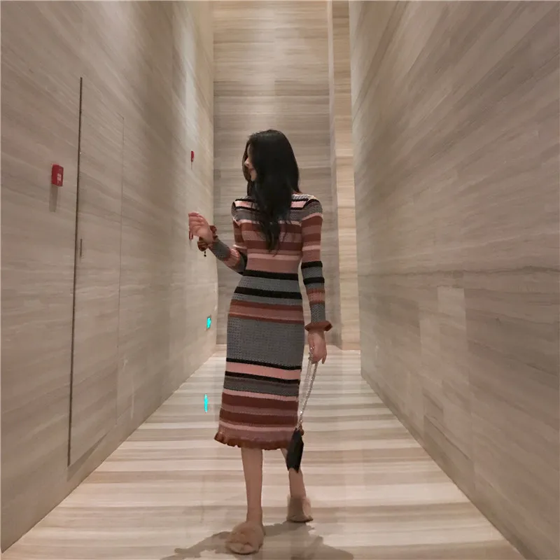 Женское вязаное платье в полоску зимнее плотное до середины икры с высокой