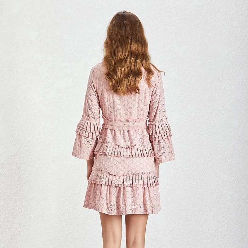 Платье с расклешенными рукавами TWOTWINSTYLE весеннее плиссированное платье