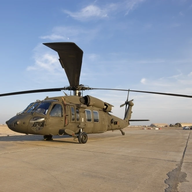 А UH 60 Black Hawk вертолет в лагере шпайхер Ирак плакат печать (34x23)|Таблички и знаки| |