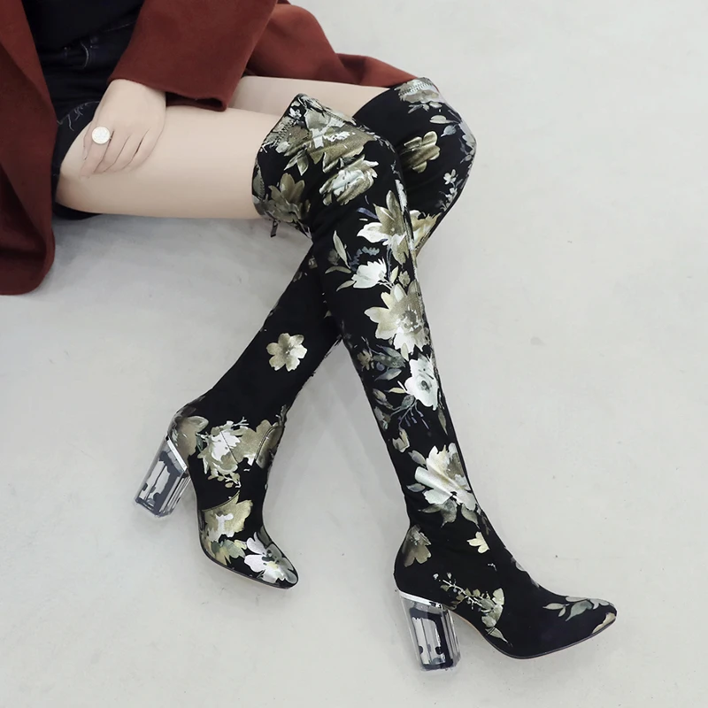 Привлекательные женские кожаные сапоги выше колена с цветочным принтом и острым