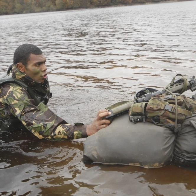 Солдат принимает участие в пересечении реки во время тренировок Cambrian Patrol Poster Print