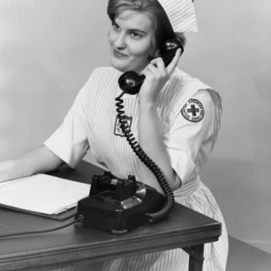 Боковой профиль Женская медсестра разговаривает по телефону и расписание встреч