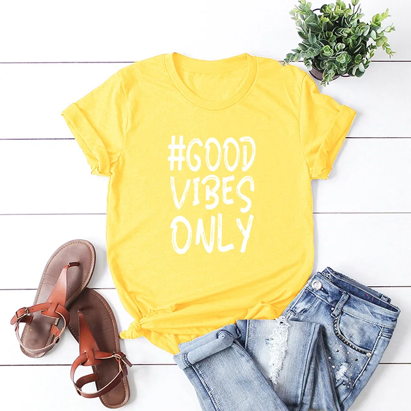 Женская футболка с коротким рукавом и круглым вырезом надписью Good Vibes Only | одежда