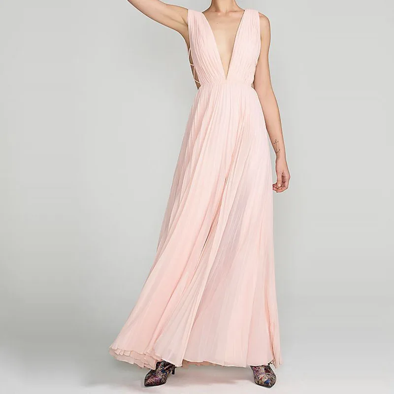 Вечернее платье макси на бретельках с глубоким V образным вырезом и открытой