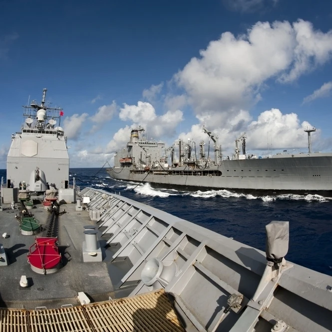 USS Cowpens переводит вместе с USNS Tippecanoe плакат печать (34x22)|Таблички и знаки| |