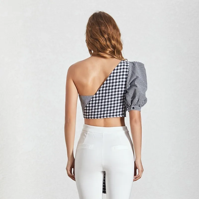 Женская блузка на одно плечо TWOTWINSTYLE асимметричная в клетку с пышными рукавами и