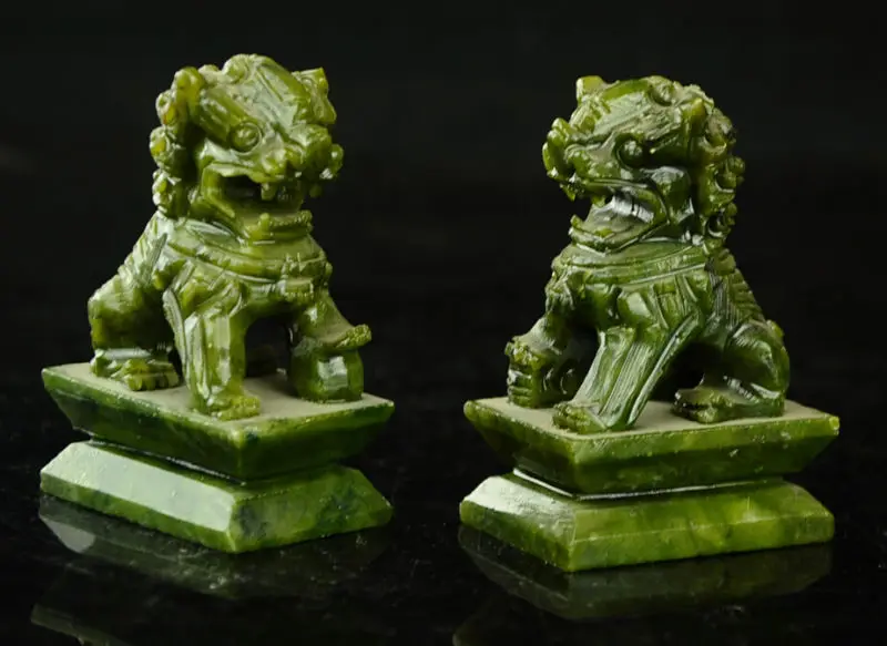 

Редкая пара из 100% натуральных зеленых нефритовых статуй ручной работы для собаки и льва из Китая