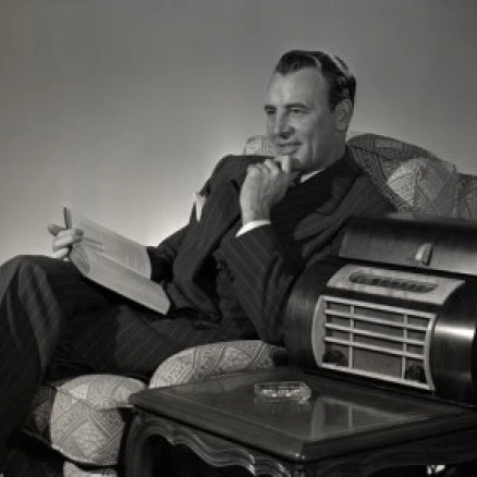 Человек с книгой witting на кресло плакат печать (18x24) | Дом и сад