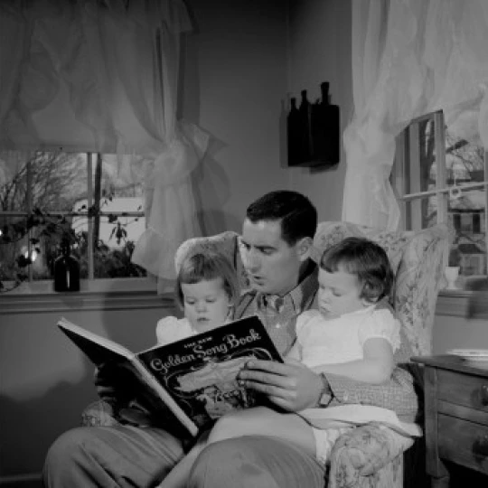 Отец читает дочерям в гостиной плакат печать (18x24)|Таблички и знаки| |