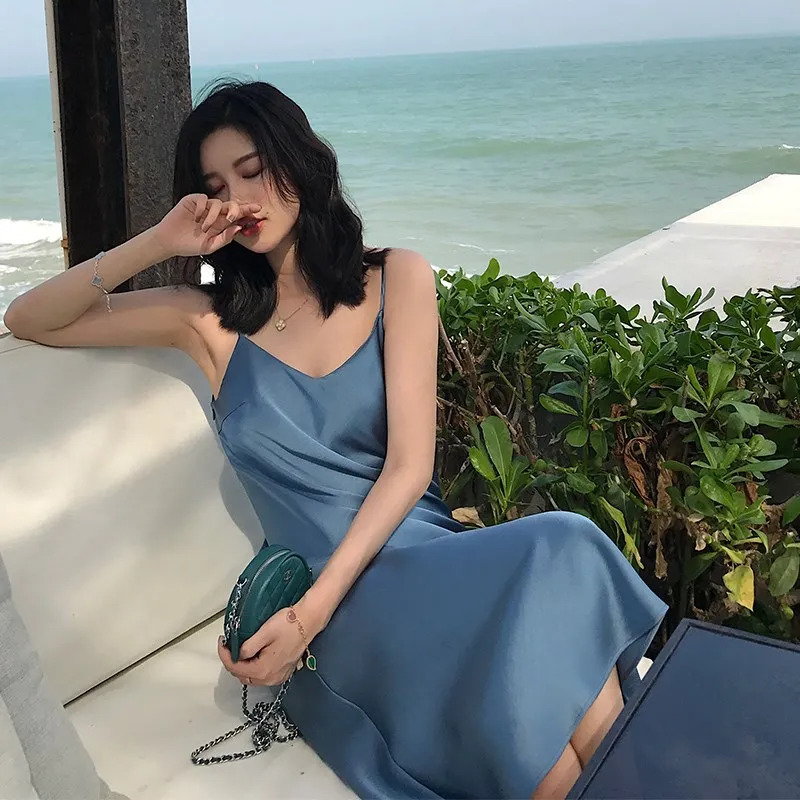 Сексуальное летнее платье средней длины с открытой спинкой элегантное на тонких