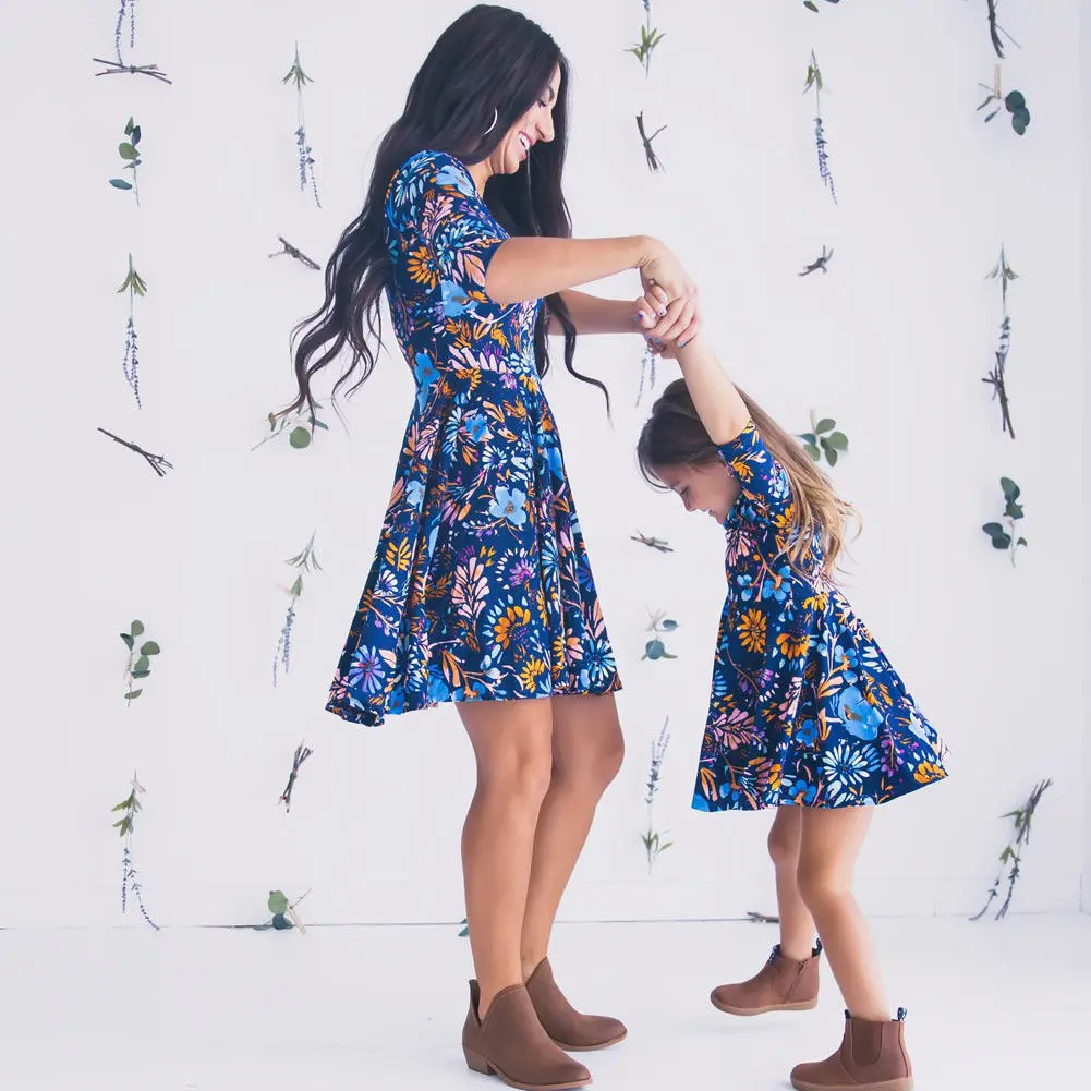 Платья для мамы и дочки одинаковые комплекты семьи женщин детей вечеринки с