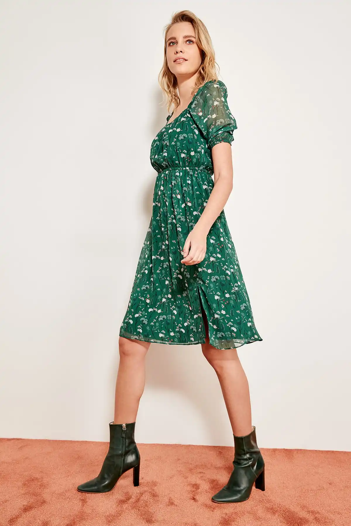 Trendyol зеленое платье с цветочным узором разрезным воротником Karen TWOSS19DU0079|Женские
