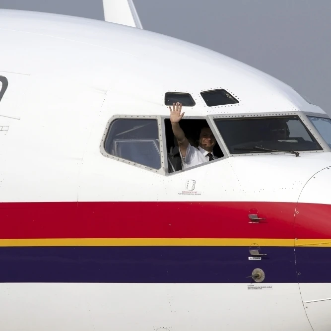 Close-up of the nose cone on a Boeing 737-800 Meridiana airlines Poster Print (34 x 23) | Дом и сад