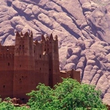 Kasbah and Unique Rock Formation Morocco постер печать Джон и Лиза Меррилл (24x15)|Таблички знаки| |