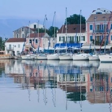 Yacht Harbor Fiskardo Kefalonia Ionian Islands Греция постер печать Уолтером бибиков (36x24)|Таблички и