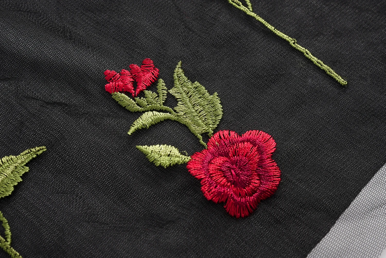 Новинка 2017 сексуальные женские футболки летний черный топ с вышивкой розовая