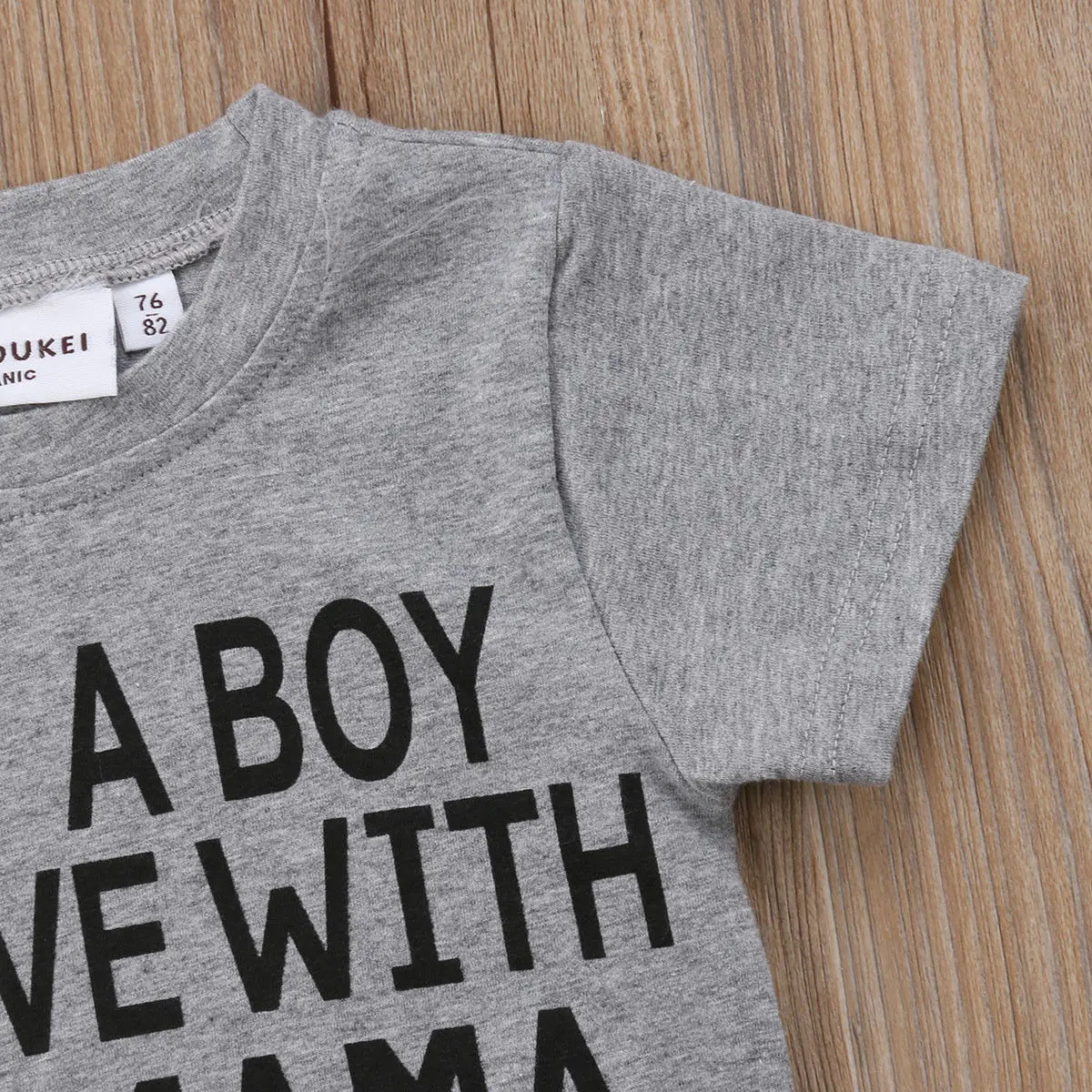 Футболка с коротким рукавом для мальчиков надписью just a boy in love with his mama|Футболки мальчиков| |
