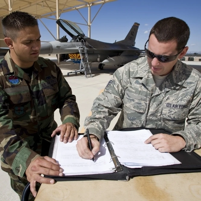 Два F-16 crew chiefs Перейти бумажной работы между миссиями плакат печать (17x11) | Дом и сад