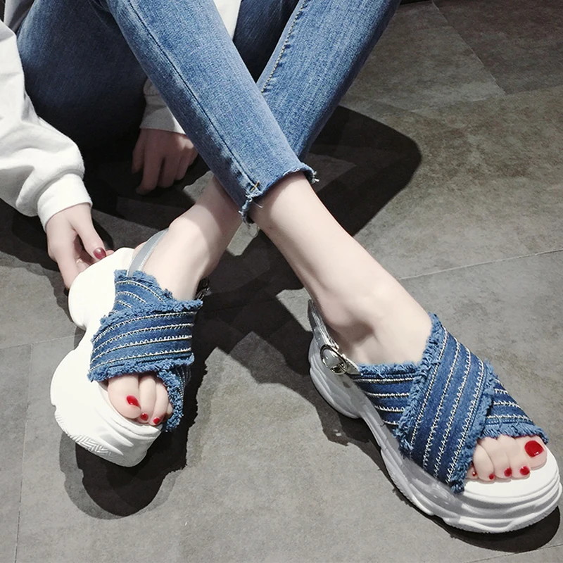 Женские шлепанцы на толстой платформе визуально увеличивающие рост танкетке для