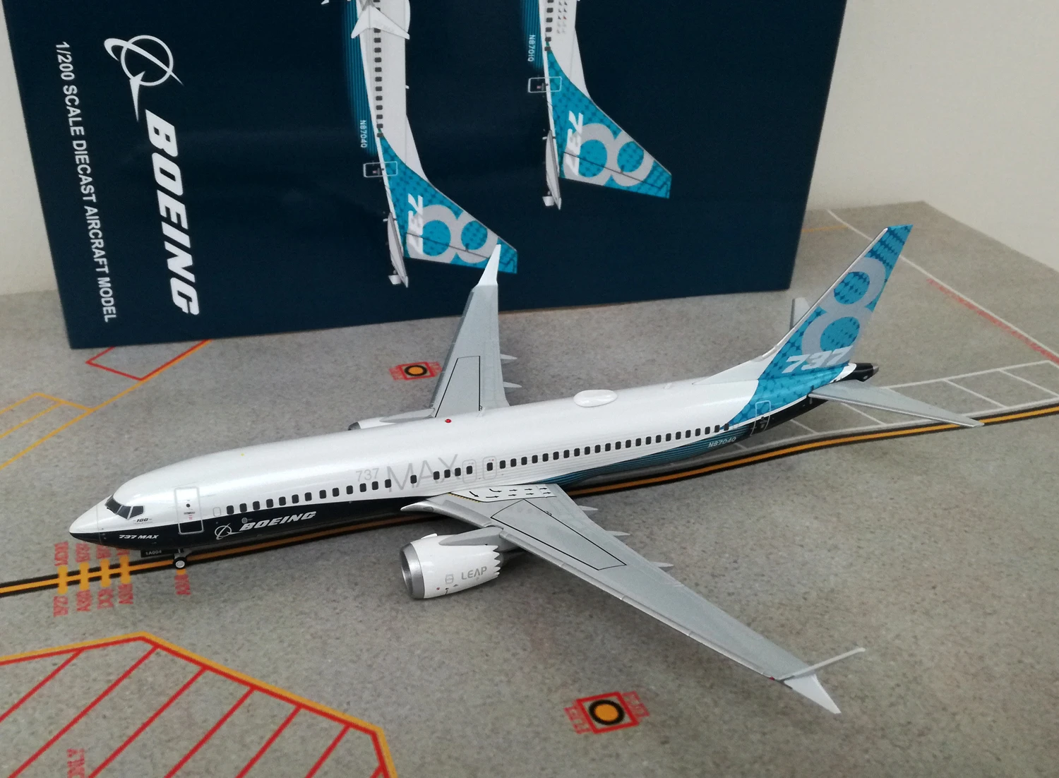 Литье 1/200 Boeing рисунок Boeing Max8 N8704q Lh2156 737 детская игрушка в подарок