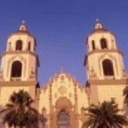 Низкий угол вид кафедрального собора Св. Огастина cathedral Tucson Аризона США плакат