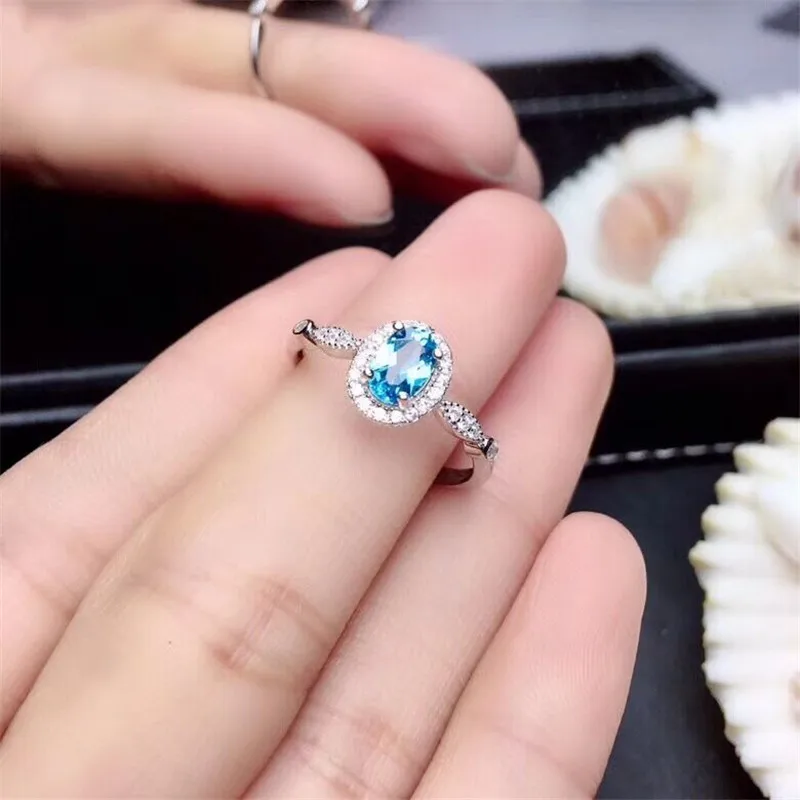 Кольцо из серебра 925 пробы с натуральным голубым топазом 0 5 карата