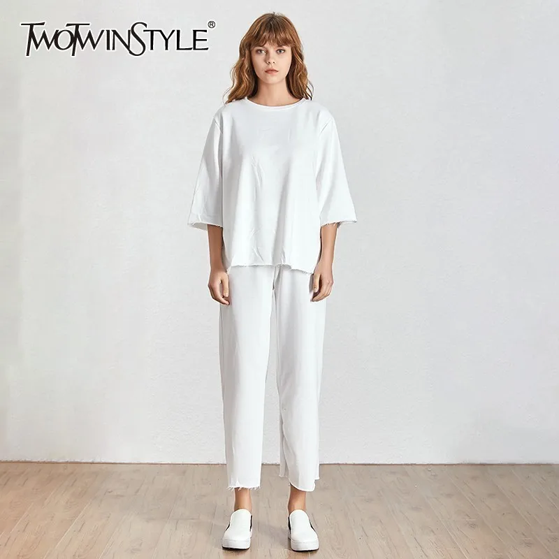 Женский Повседневный костюм TWOTWINSTYLE белая свободная футболка с круглым вырезом и